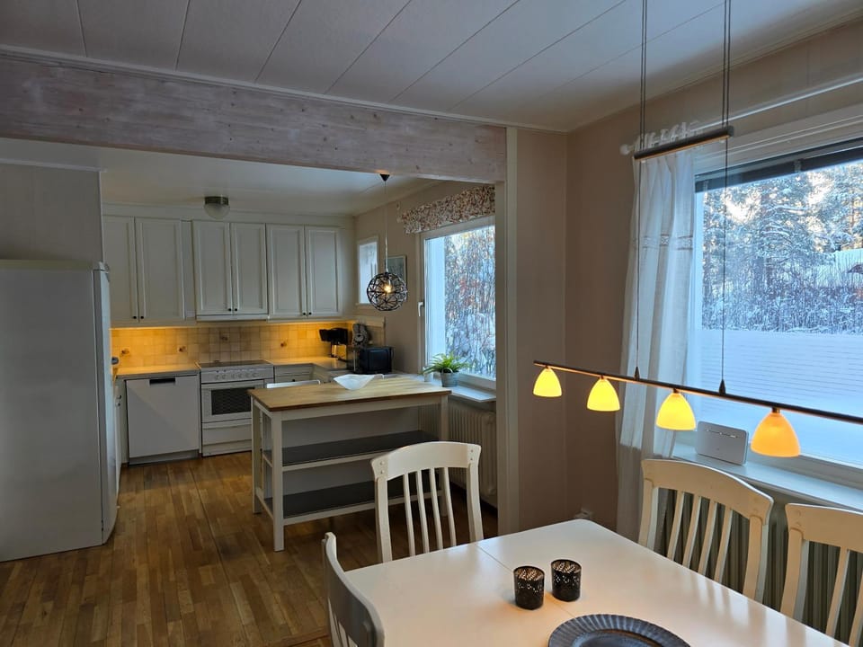 Kitchen or kitchenette, Dining area, pet friendly, stove