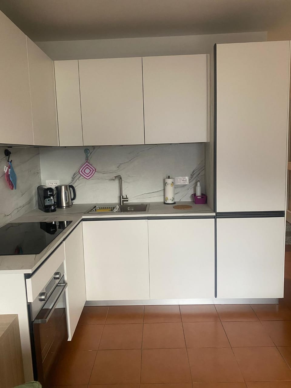 Coffee/tea facilities, Kitchen or kitchenette, dishwasher, oven, stove