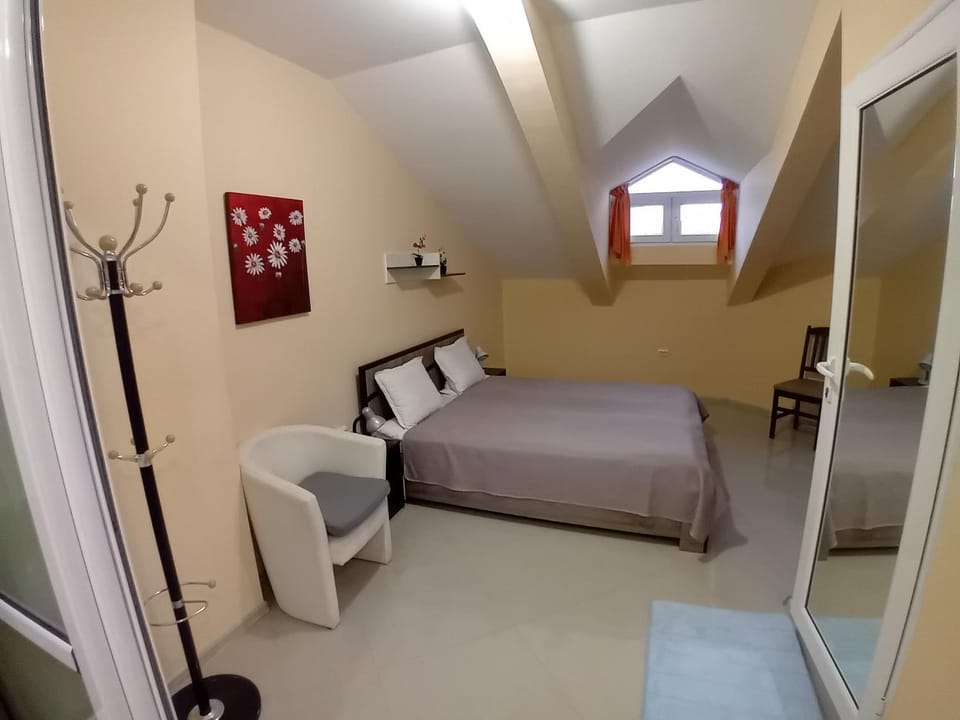 Photo of the whole room, Bedroom