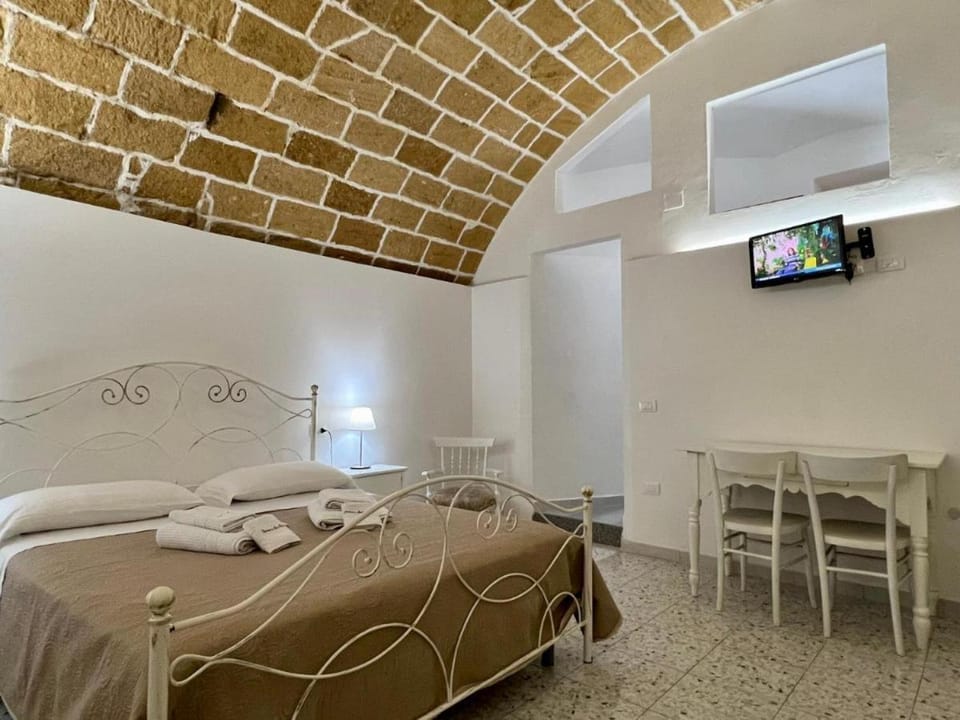 Bed, TV and multimedia, furniture