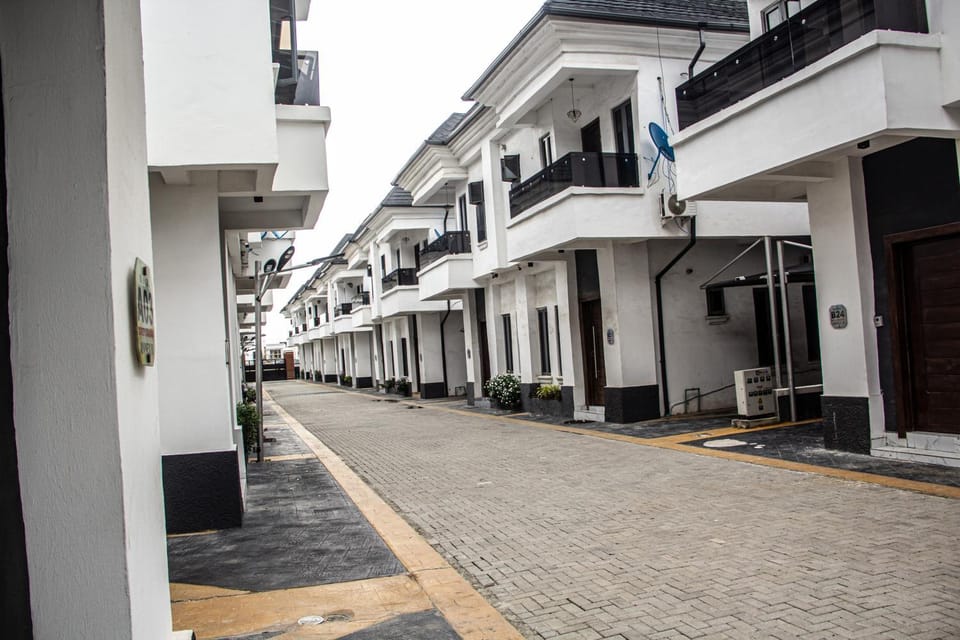 Spacious 4 Bedroom With Fast WIFI 24hours Light and Secured, Close to Lekki Conservation Hotel in Lagos, Nigeria