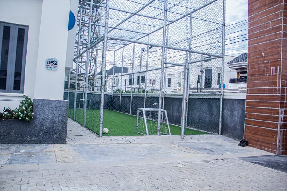Spacious 4 Bedroom With Fast WIFI 24hours Light and Secured, Close to Lekki Conservation Hotel in Lagos, Nigeria