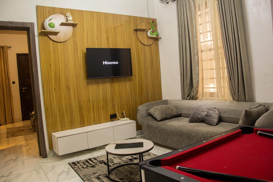 Spacious 4 Bedroom With Fast WIFI 24hours Light and Secured, Close to Lekki Conservation Hotel in Lagos, Nigeria