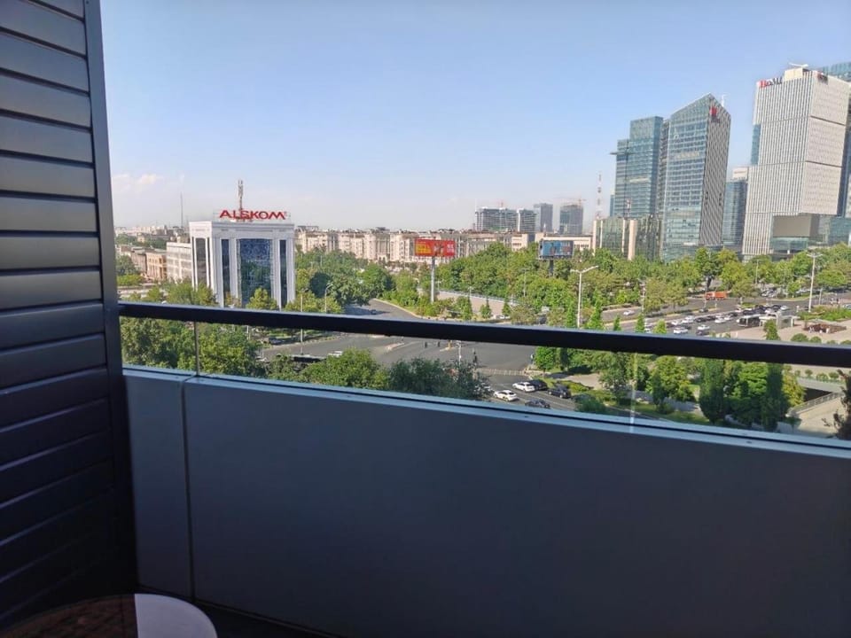 View (from property/room), Balcony/Terrace, City view