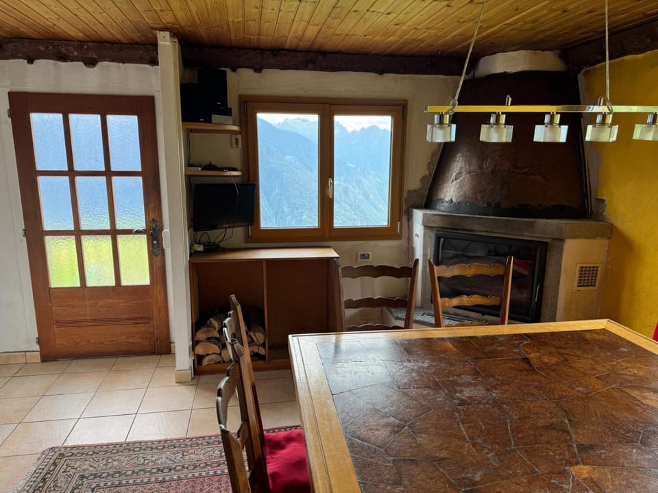 Dining area, pet friendly