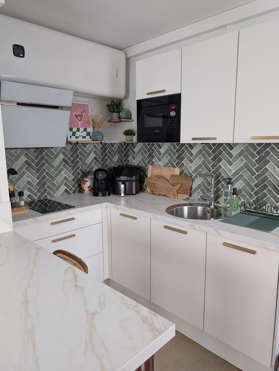 Kitchen or kitchenette, dishwasher, stove