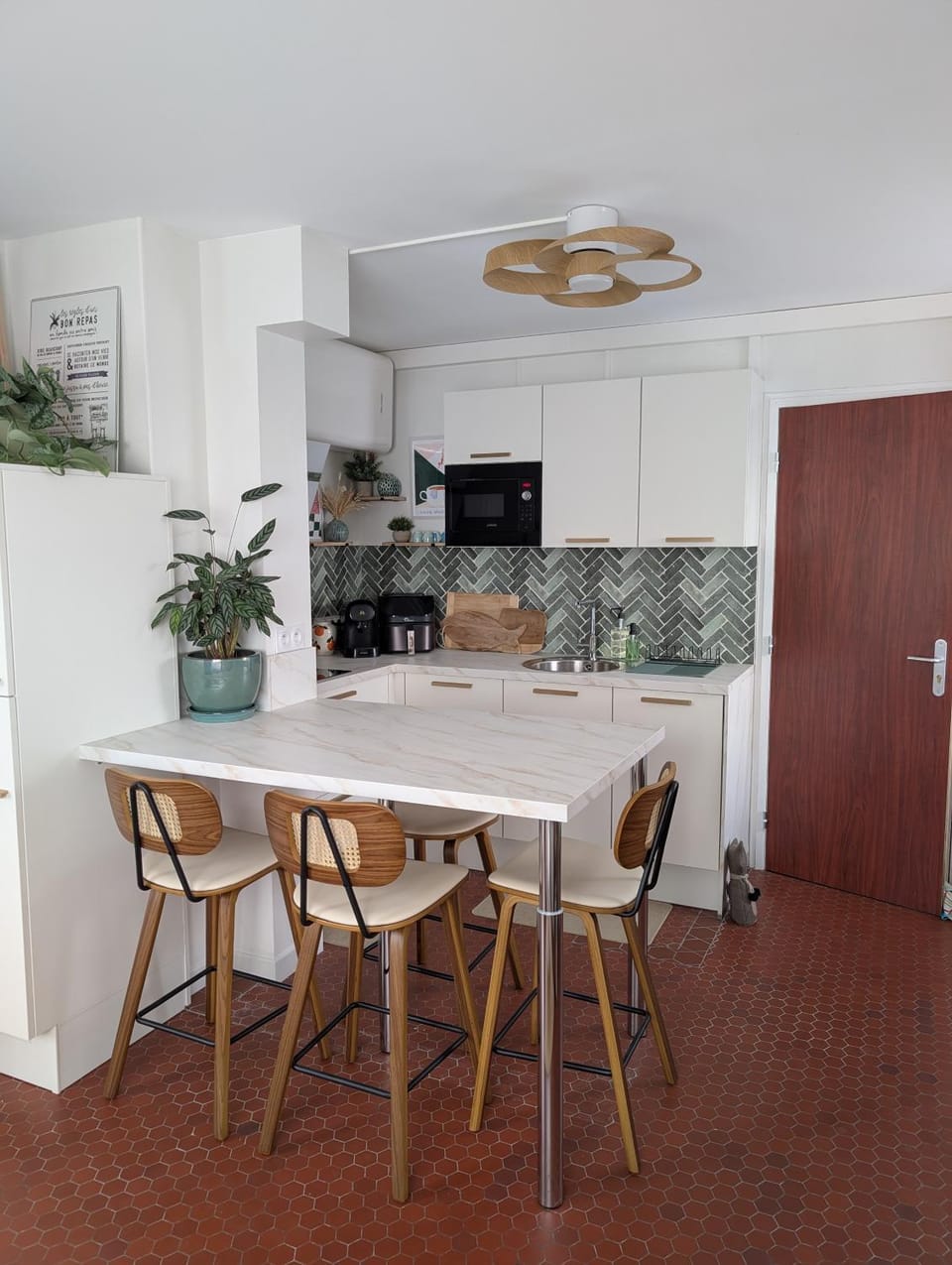Kitchen or kitchenette, Dining area