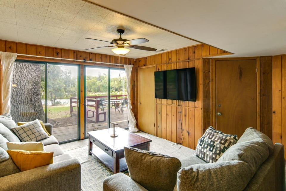 5 Mi to Lake Oroville Huge Riverfront Home! House in Oroville