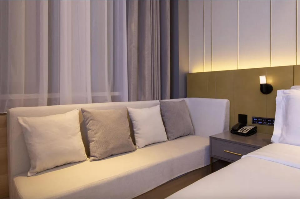 Bed, Living room, Photo of the whole room, Seating area, Bedroom