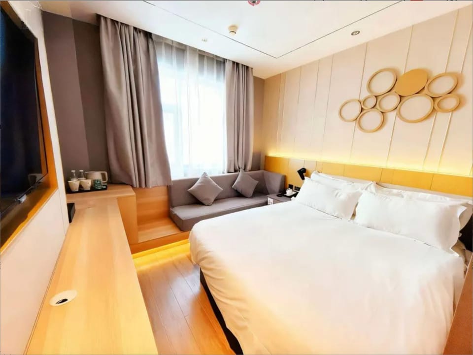 Bed, TV and multimedia, Living room, Photo of the whole room, Seating area, Bedroom