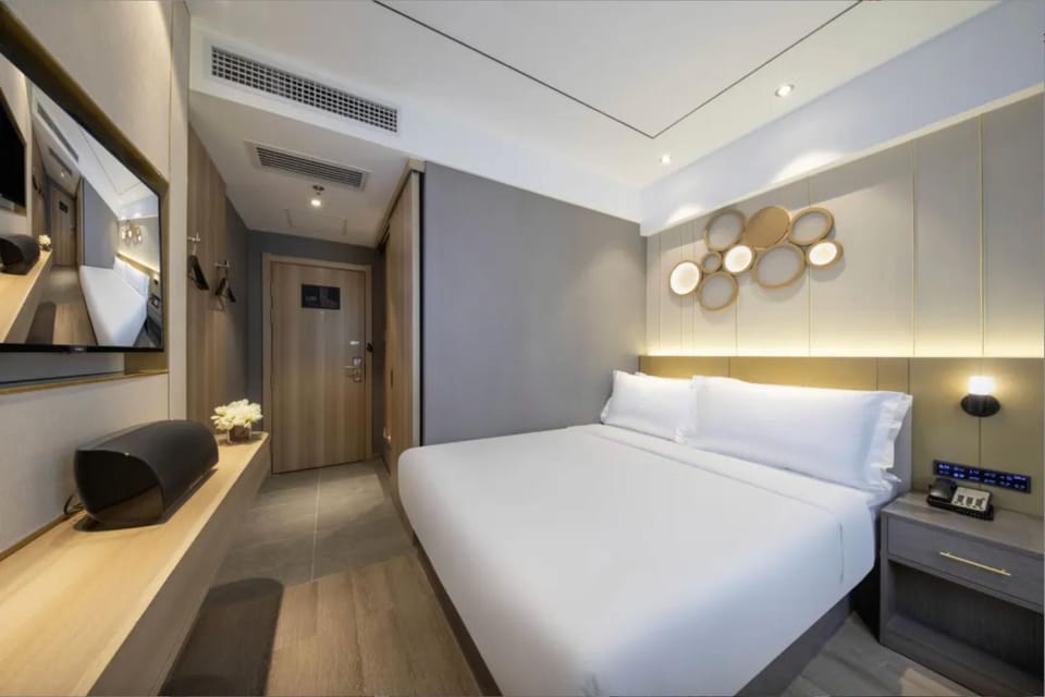 Bed, TV and multimedia, Photo of the whole room, Bedroom, wardrobe, air conditioner
