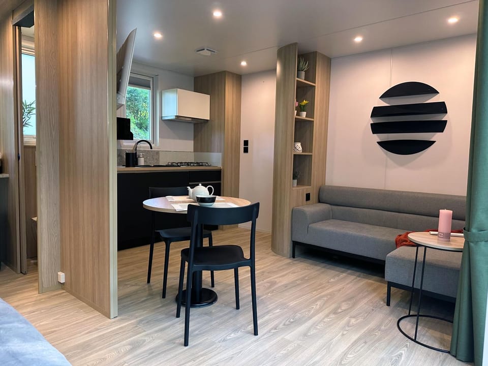 Kitchen or kitchenette, Seating area, Dining area