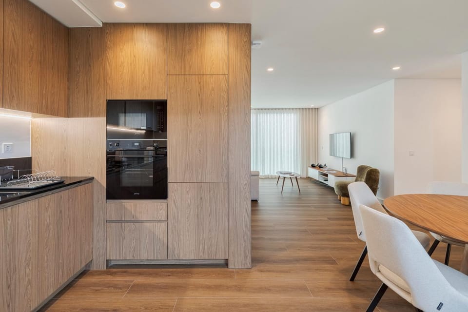 Kitchen or kitchenette, Dining area, microwave, oven