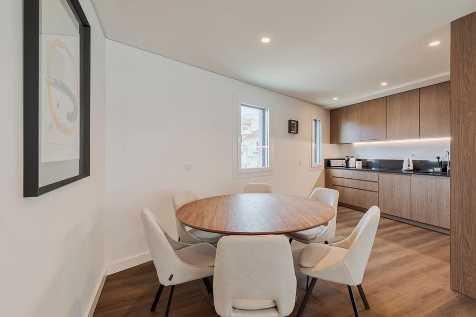 Coffee/tea facilities, Kitchen or kitchenette, Dining area, stove, toaster
