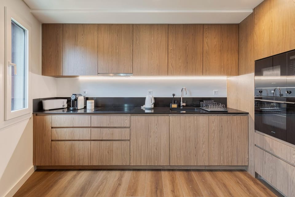 Coffee/tea facilities, Kitchen or kitchenette, dishwasher, microwave, oven, stove, toaster