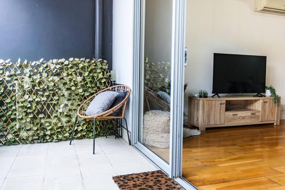 Penny 2BR Stylish Brunswick Stay with Parking Apartment in Melbourne