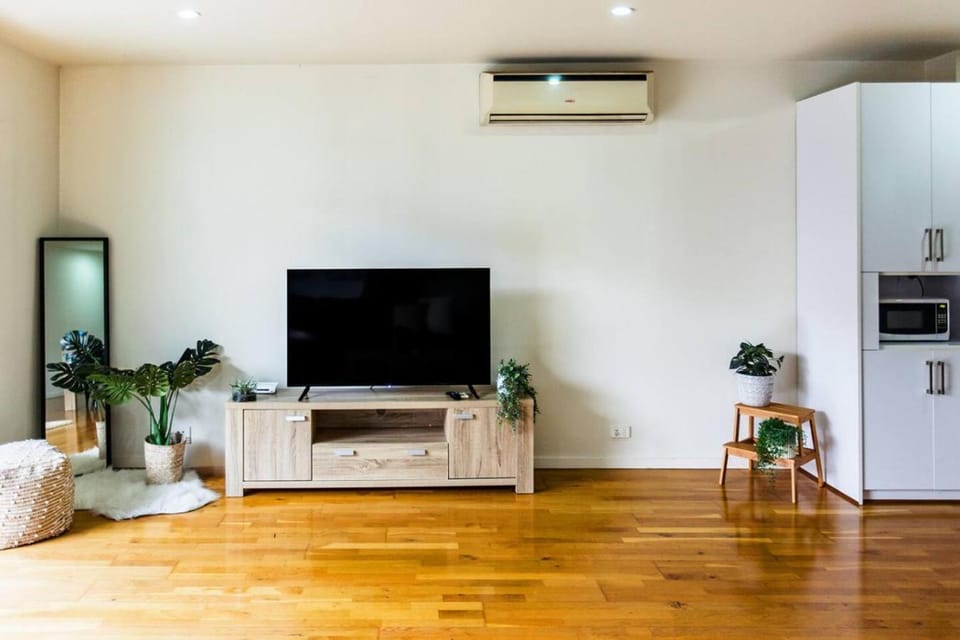 Penny 2BR Stylish Brunswick Stay with Parking Apartment in Melbourne
