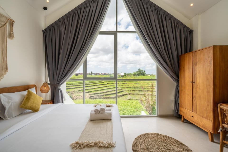 Bed, Natural landscape, Photo of the whole room, Bedroom