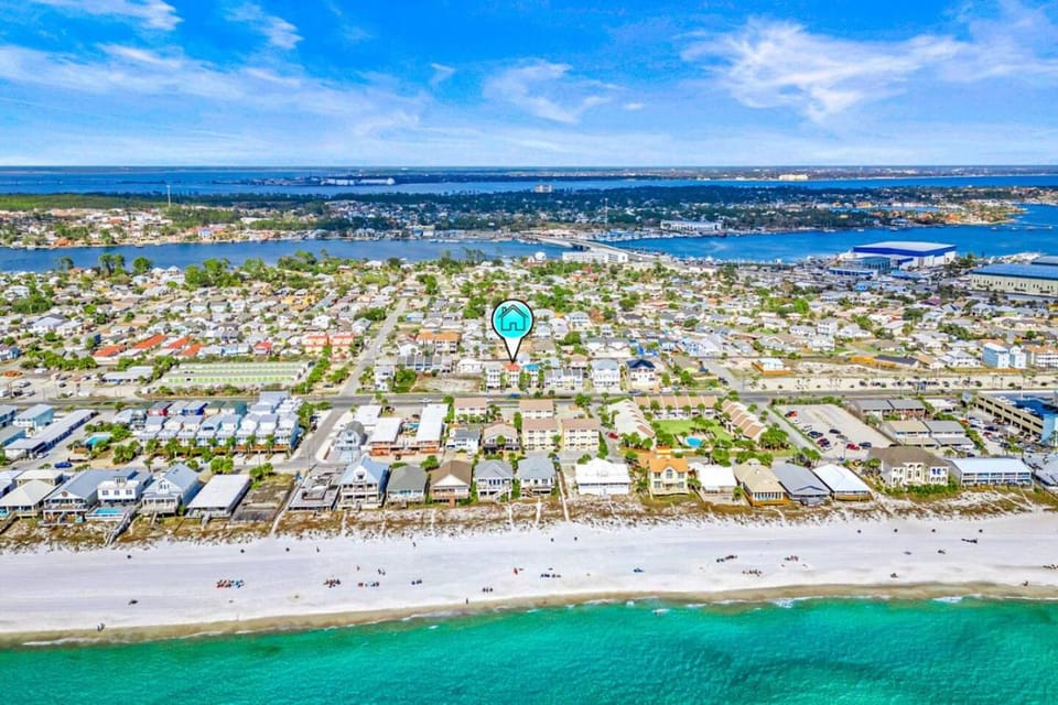 Property building, Neighbourhood, Natural landscape, Bird's eye view, Beach, City view, Sea view, Street view, Location