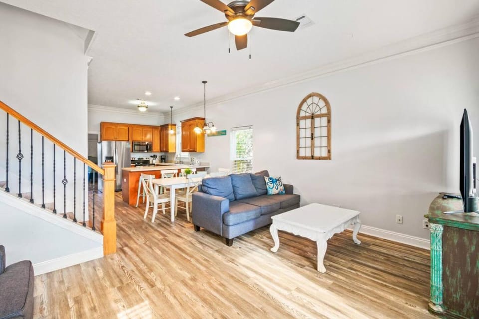 Kitchen or kitchenette, Living room, Seating area, fireplace