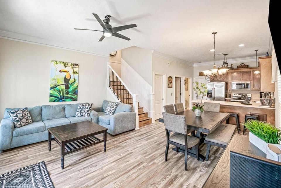 Kitchen or kitchenette, Living room, Seating area, Dining area