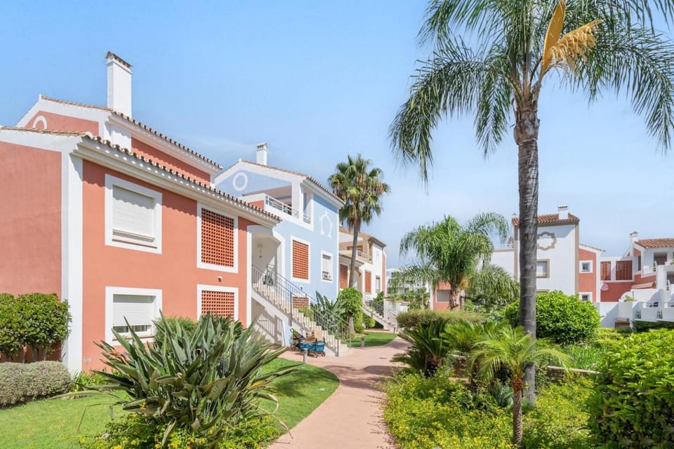 Property building, Day, Neighbourhood, Garden, Garden view, Location