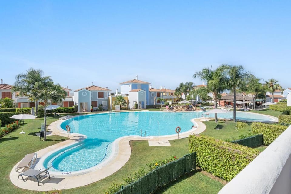 Property building, Day, Garden, Swimming pool, Swimming pool, sunbed
