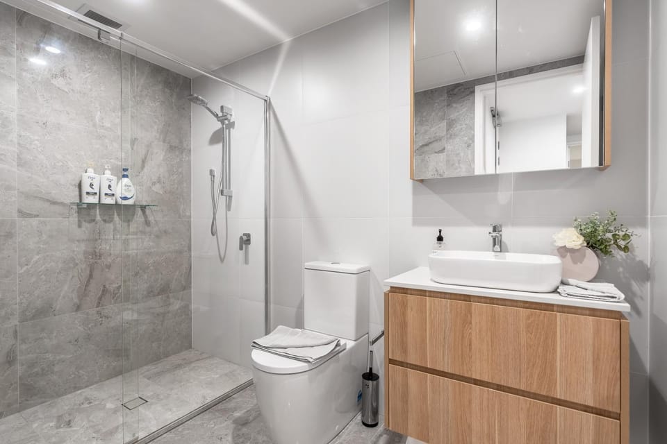 Shower, Toilet, Bathroom, towels