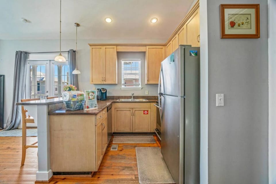 Kitchen or kitchenette, dishwasher, stove