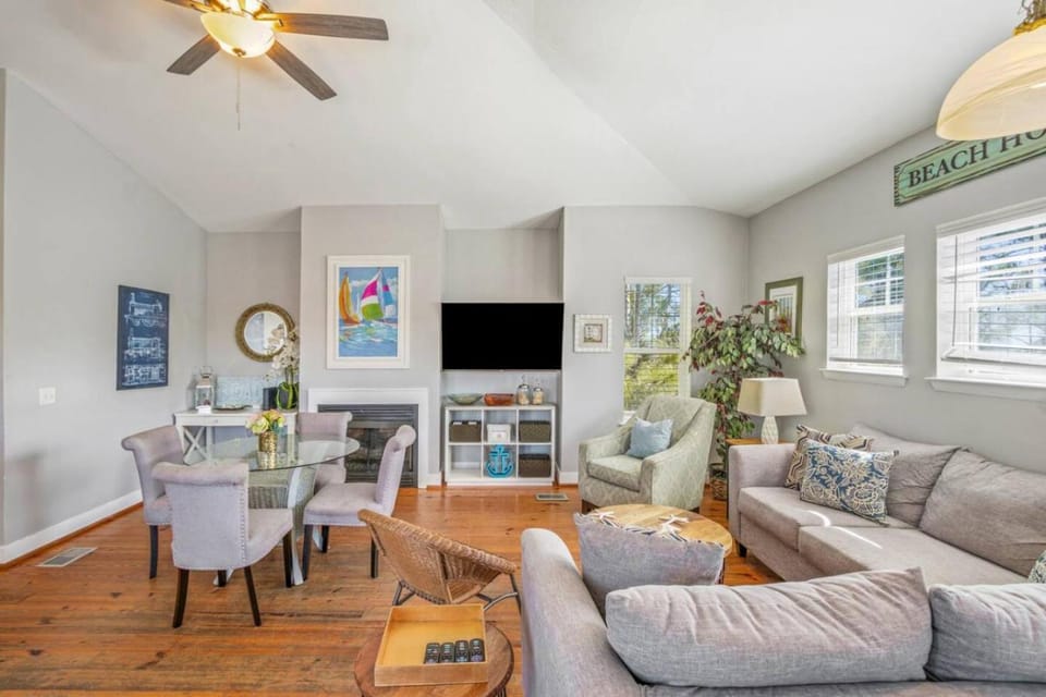 TV and multimedia, Living room, Seating area, Dining area