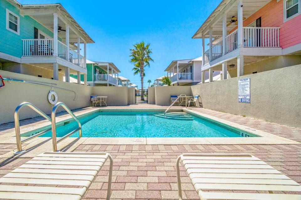 Property building, Balcony/Terrace, Pool view, Swimming pool, sunbed