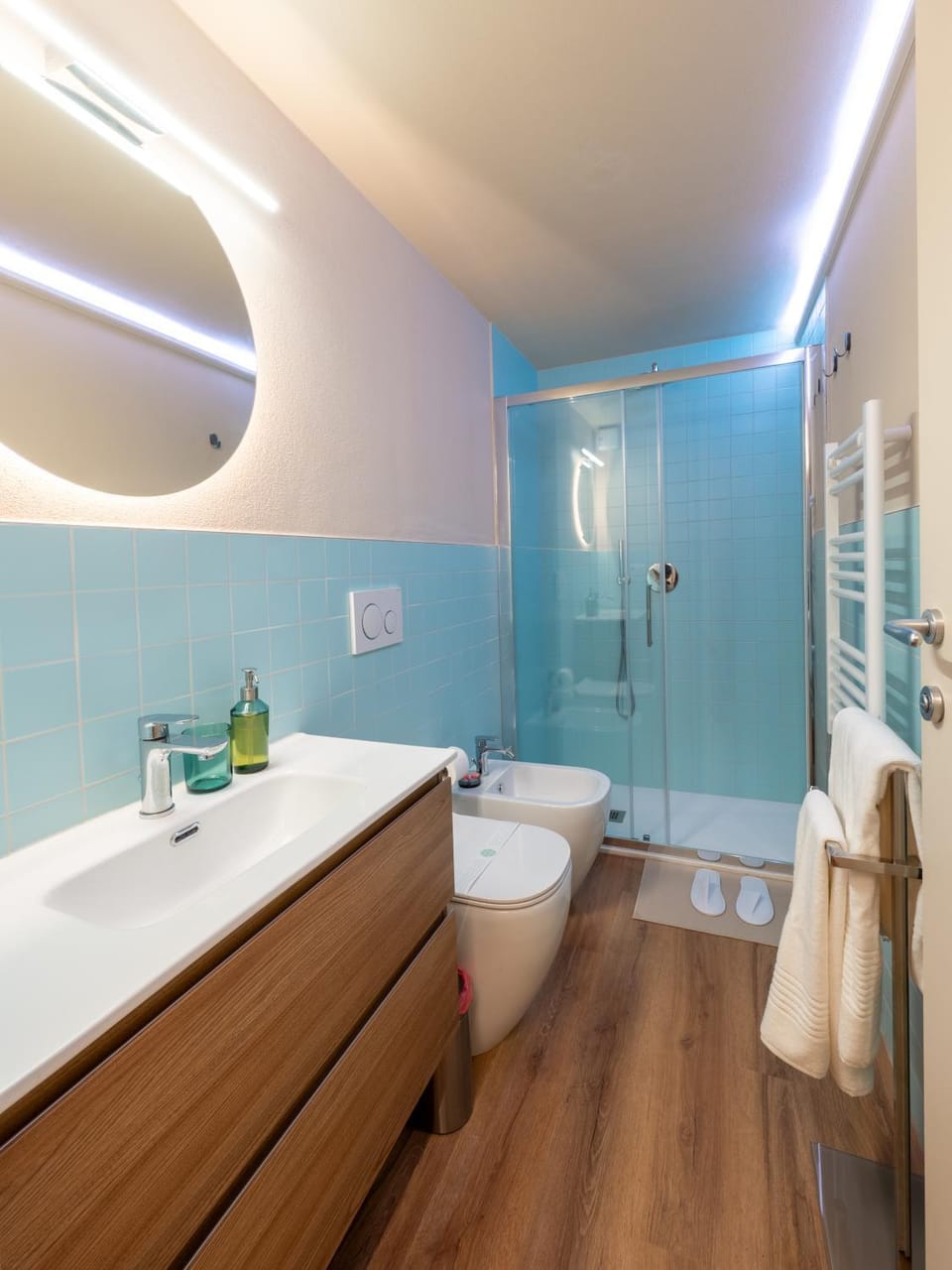 Shower, Toilet, Bathroom, towels