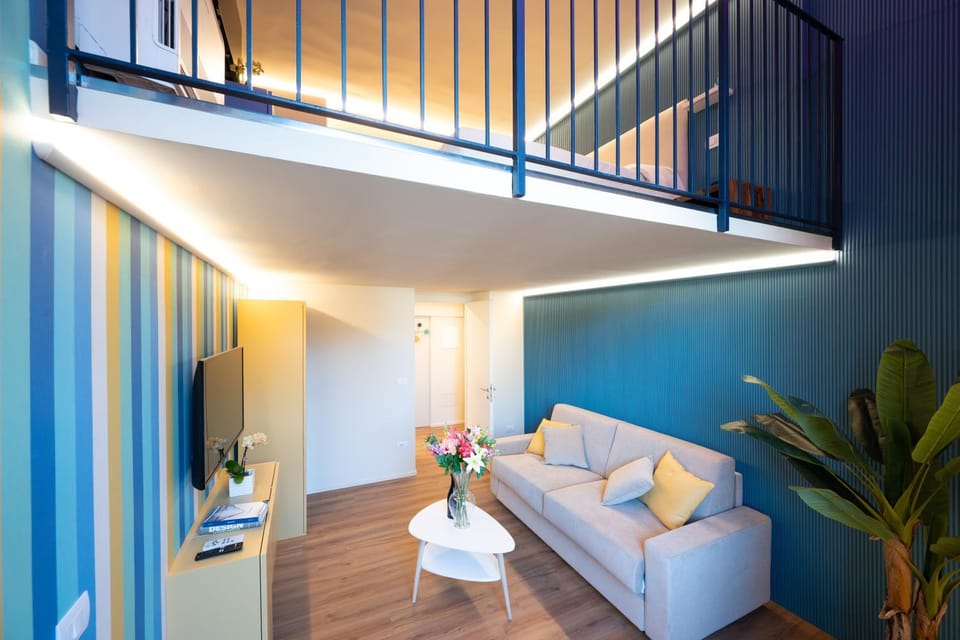 Bed, TV and multimedia, Living room, Photo of the whole room, Seating area, Bedroom