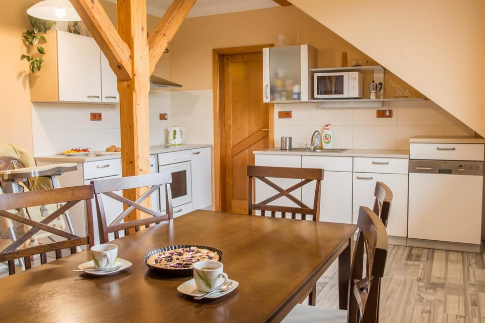 Kitchen or kitchenette, Dining area, Communal kitchen