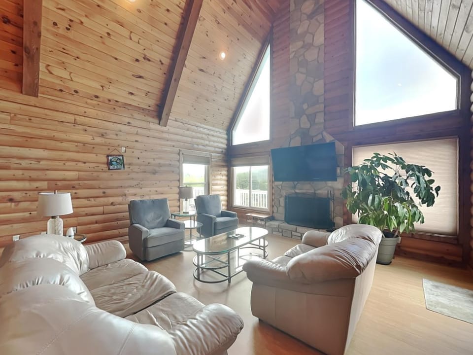 Tranquil Cove House in Douglas Lake