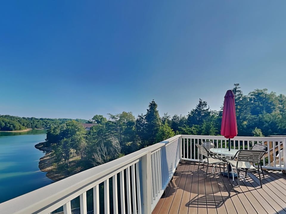 Tranquil Cove House in Douglas Lake