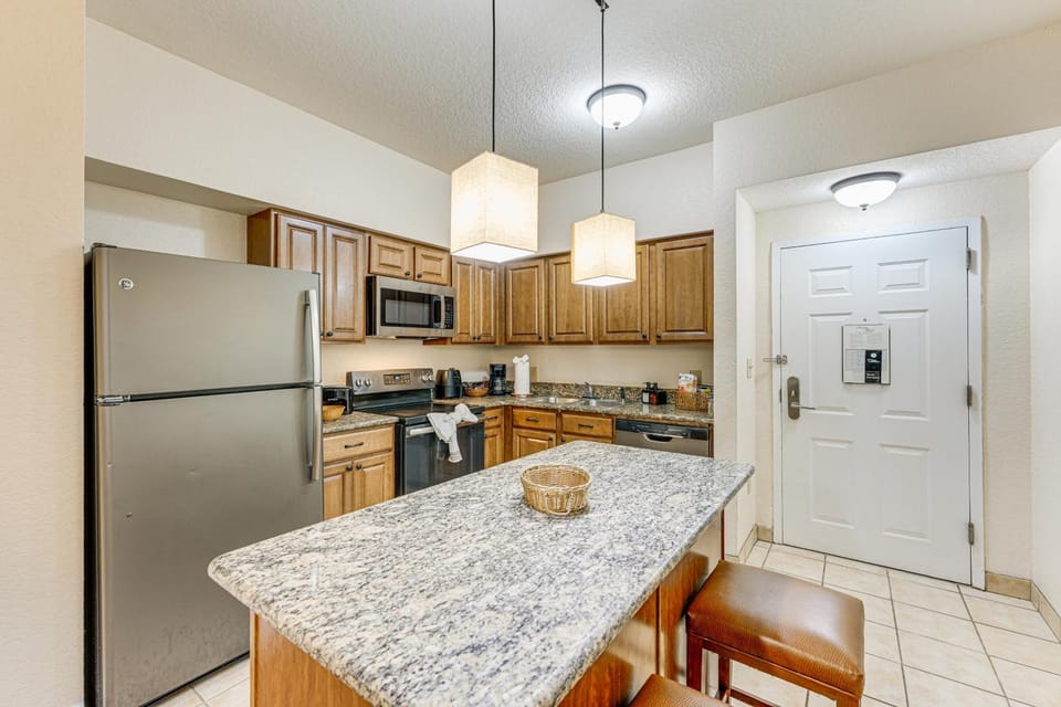 Poolside Bliss & Theme Park Thrills: Orlando Oasis House in Orlando