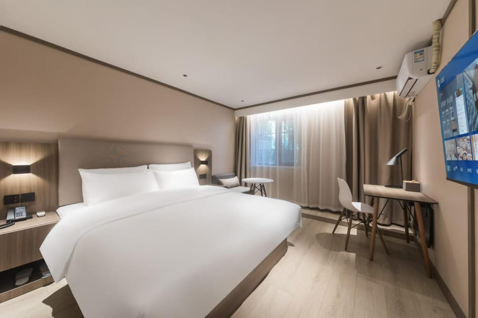 Bed, TV and multimedia, Photo of the whole room, Bedroom