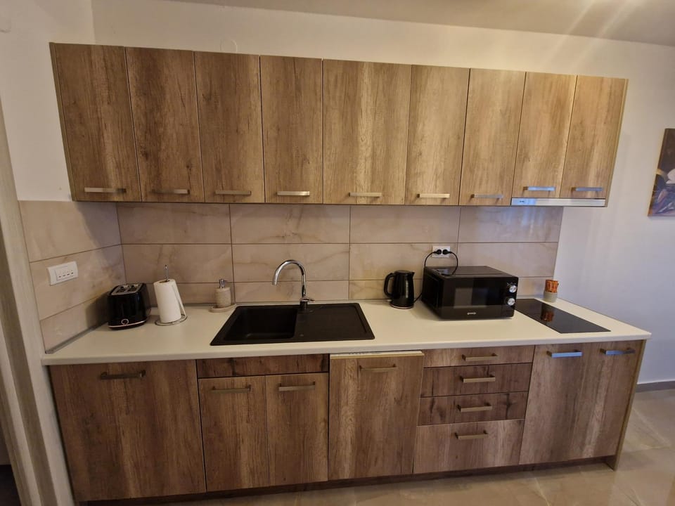 Coffee/tea facilities, Kitchen or kitchenette, microwave, stove