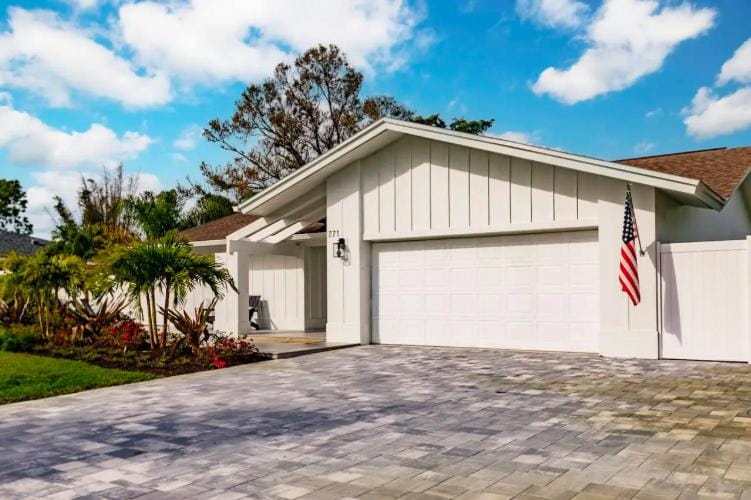 NEW! Modern Naples Park Home w/ Pool, Lanai & Private Putting Green House in Naples Park