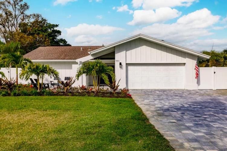NEW! Modern Naples Park Home w/ Pool, Lanai & Private Putting Green House in Naples Park