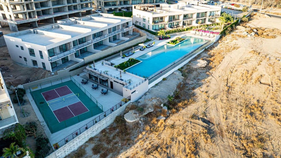 Property building, Day, Bird's eye view, Tennis court, Pool view, Swimming pool