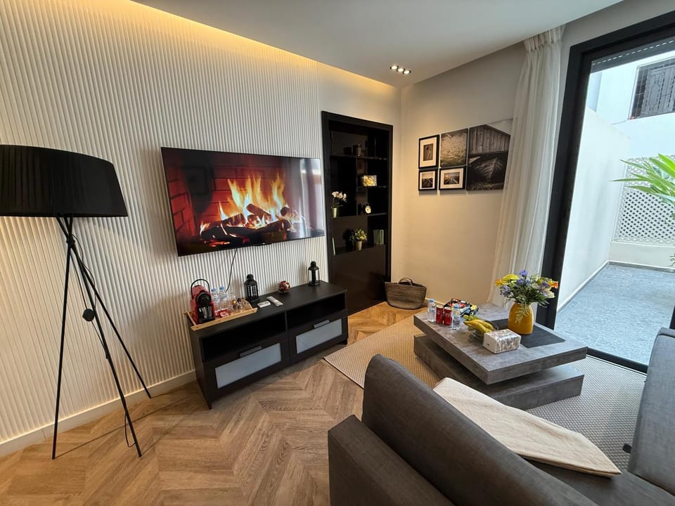 Central Luxury Apartment with Fast Fiber WiFi, Terrace & Free Parking in Casablanca Close To KFC MCDO & School Group La Résidence Boulevard 2 Mars Apartment in Casablanca