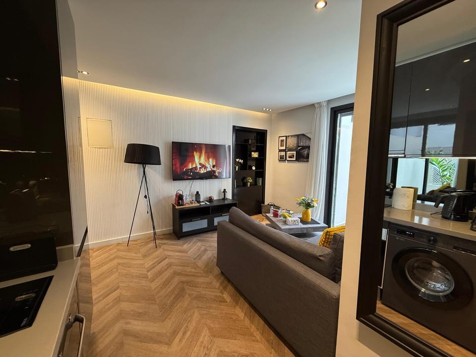 Central Luxury Apartment with Fast Fiber WiFi, Terrace & Free Parking in Casablanca Close To KFC MCDO & School Group La Résidence Boulevard 2 Mars Apartment in Casablanca