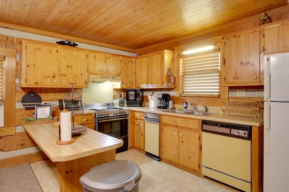 Golfer's Getaway: Hephzibah Home w/ Pool Access House in Augusta