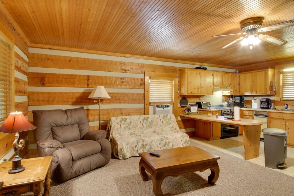 Golfer's Getaway: Hephzibah Home w/ Pool Access House in Augusta