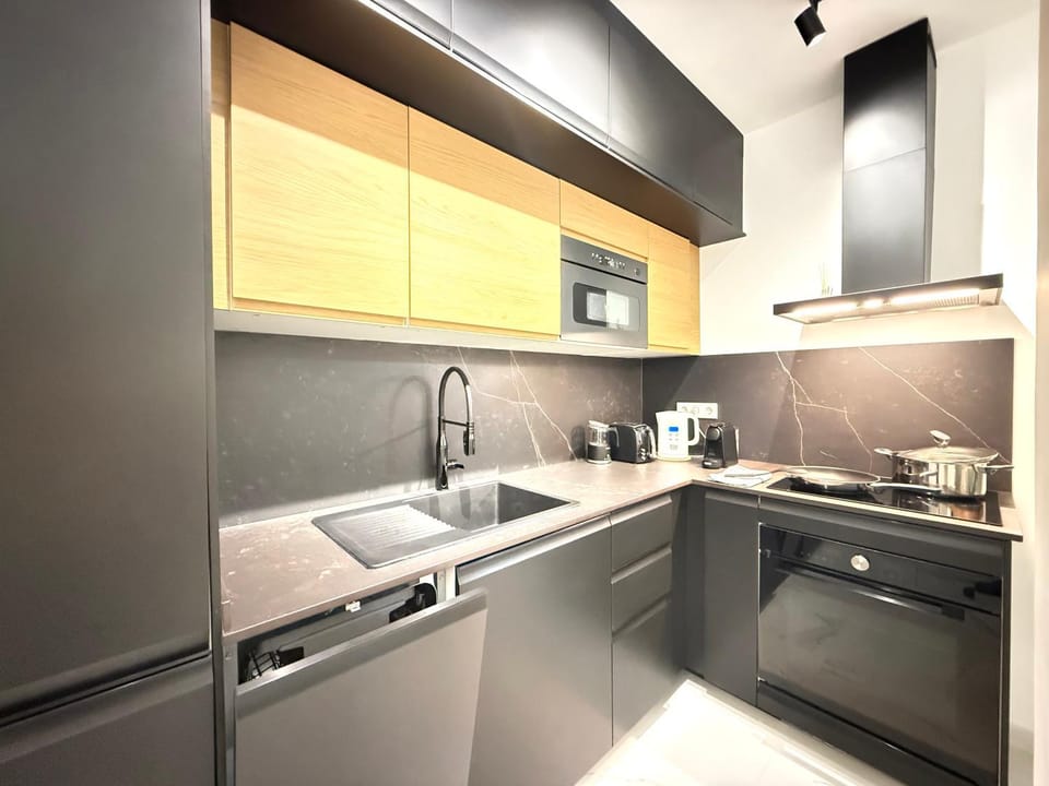 Coffee/tea facilities, Kitchen or kitchenette, dishwasher, oven, stove, toaster