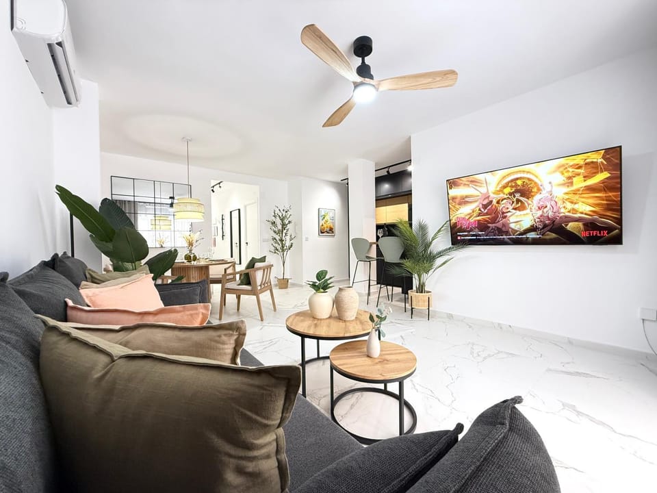 Communal lounge/ TV room, TV and multimedia, Living room, Seating area, Dining area, Evening entertainment, air conditioner