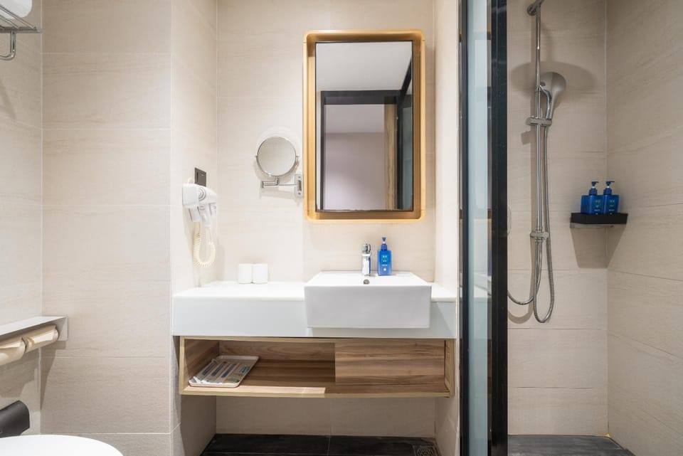 Shower, Toilet