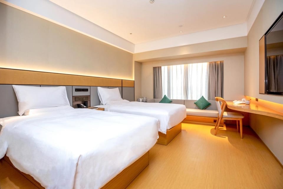 Shower, Toilet, Bed, Garden view, Inner courtyard view